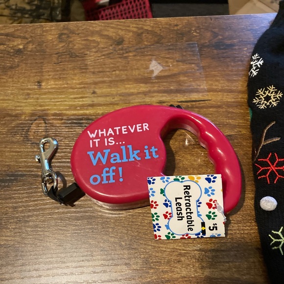 Christmas dog sweater and retractable lease - Picture 4 of 5